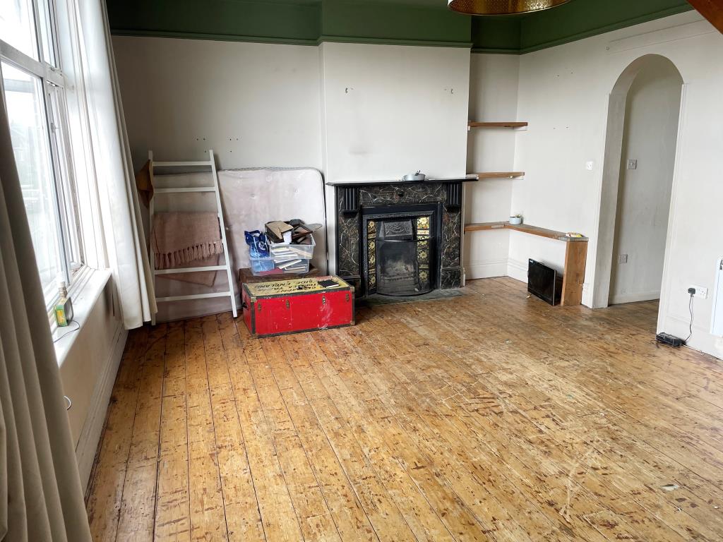 Lot: 175 - SPACIOUS MAISONETTE IN NEED OF UPDATING AND REFURBISHMENT -